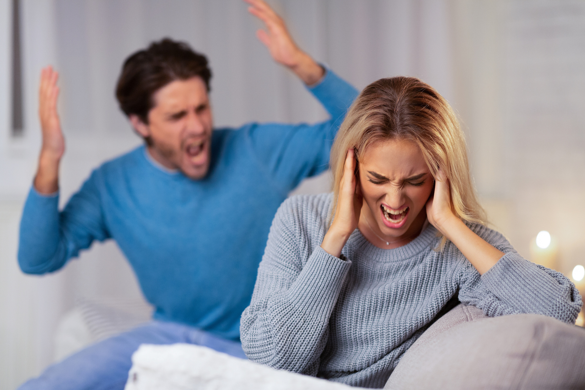 Pot să divorțez de partenerul meu abuziv?